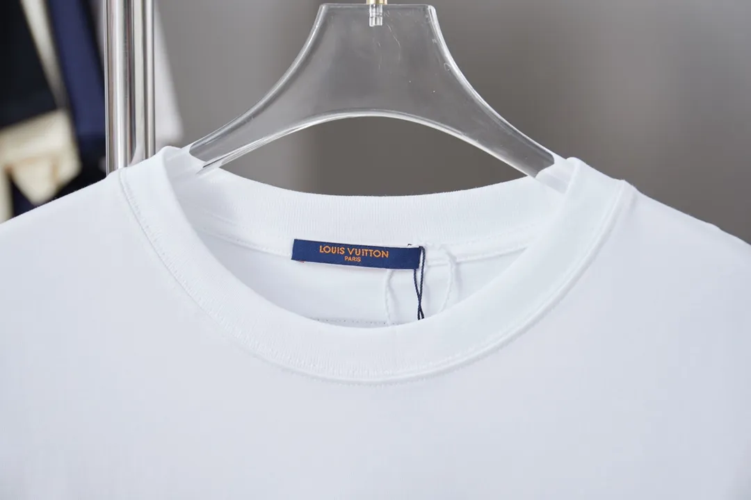 🅿️190 1V 25SS early spring new style Leather embroidered LV letter short sleeves Light luxury A must-have item for daily commuting for men and women Correct version Welcome to compare Detailed features · 320g 100% pure cotton double yarn jersey fabric · Special thickening in the same vat 32 pieces double-strand 1X1 thread . Leather-cut LV letter splicing embroidery · Imported Tajima machine embroidery with various craft letters · Double-needle sewing and cross-seam technology · Original main mark, washed tag, brand moisture-proof paper packaging Color: black/white Size: S/M/L/XL